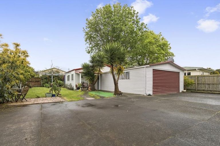 Photo of property in 10 Kaumatua Place, Te Atatu Peninsula, Auckland, 0610