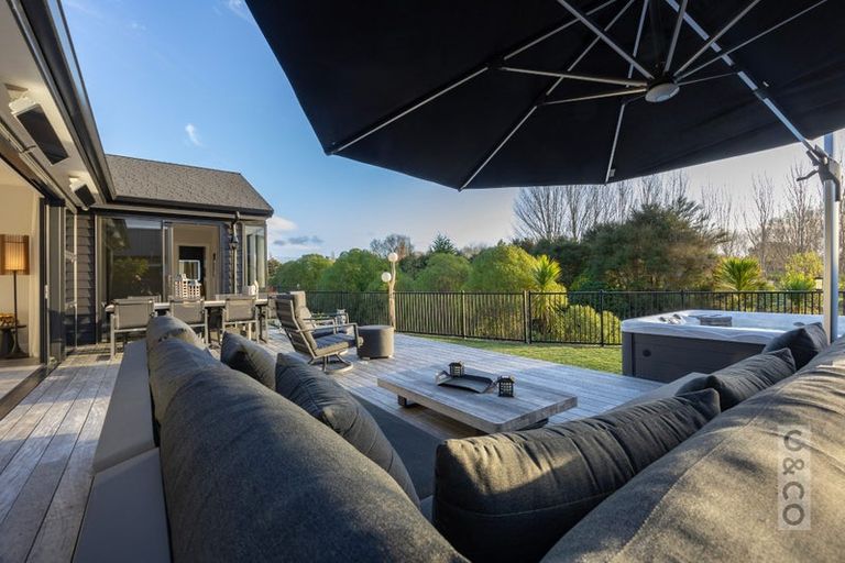 Photo of property in 21 Vogwill Road, Kumeu, 0810