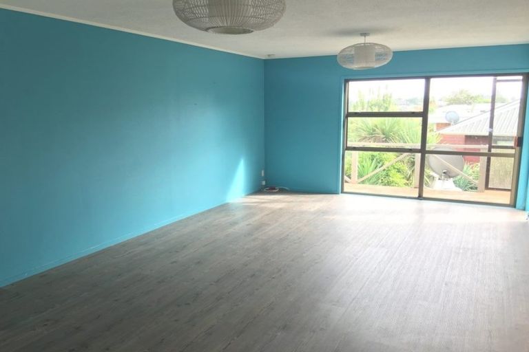 Photo of property in 2/2 Sunnynook Road, Sunnynook, Auckland, 0620