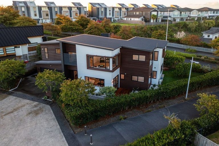 Photo of property in 16 Te Oneroa Way, Long Bay, Auckland, 0630