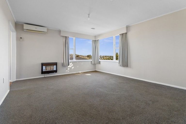 Photo of property in 3a Kinapori Terrace, Newlands, Wellington, 6037