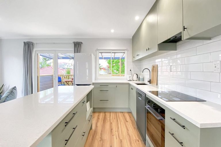 Photo of property in 2/62 Clayburn Road, Glen Eden, Auckland, 0602