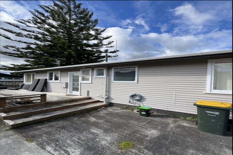 Photo of property in 5 Waipani Road, Te Atatu Peninsula, Auckland, 0610