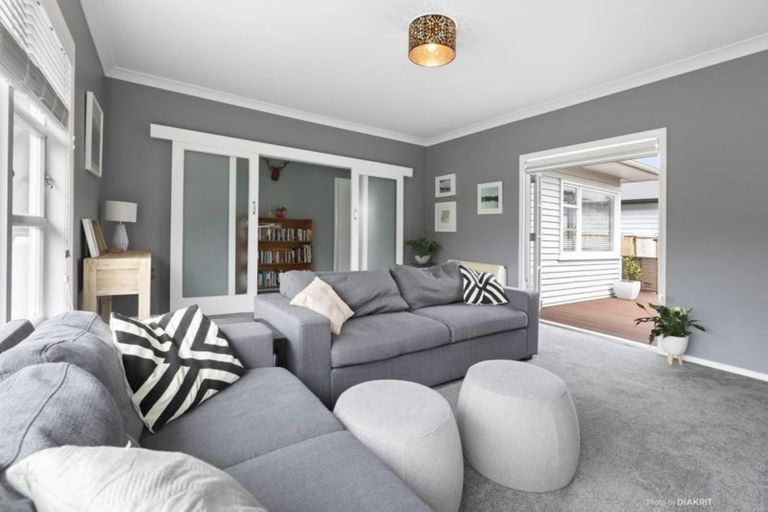 Photo of property in 11 Pinkerton Grove, Newlands, Wellington, 6037