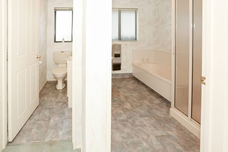 Photo of property in 11 Villa Grove, Ilam, Christchurch, 8041