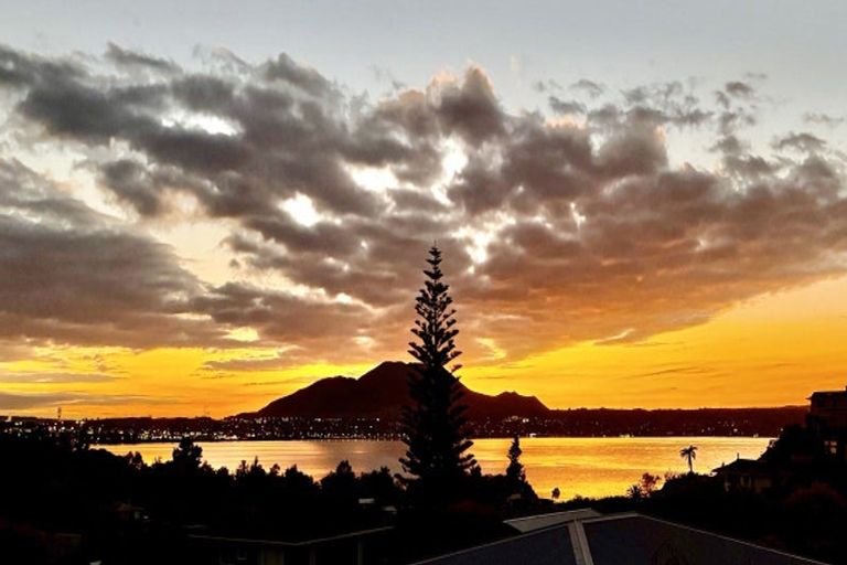 Photo of property in 1 Scenic Heights, Acacia Bay, Taupo, 3330
