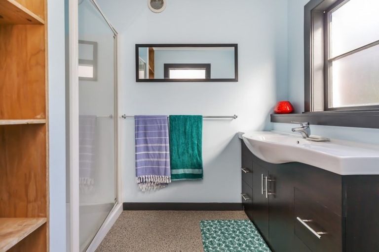 Photo of property in 124 Sutherland Road, Melrose, Wellington, 6023