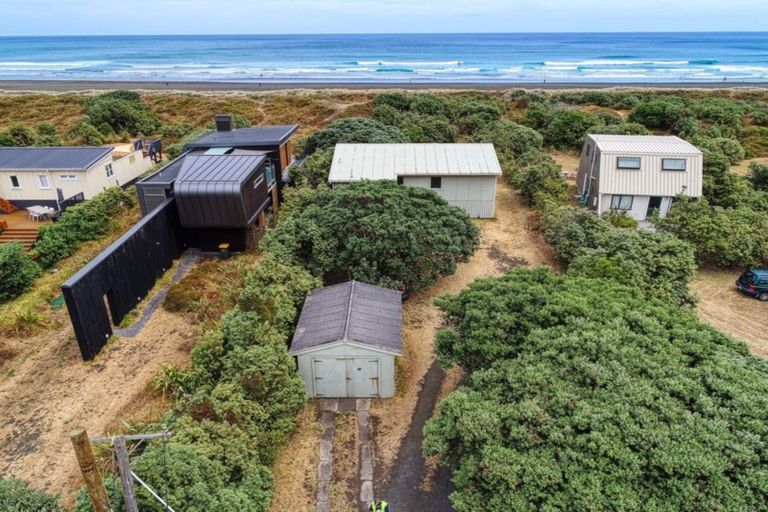 Photo of property in 22 North Piha Road, Piha, New Lynn, 0772