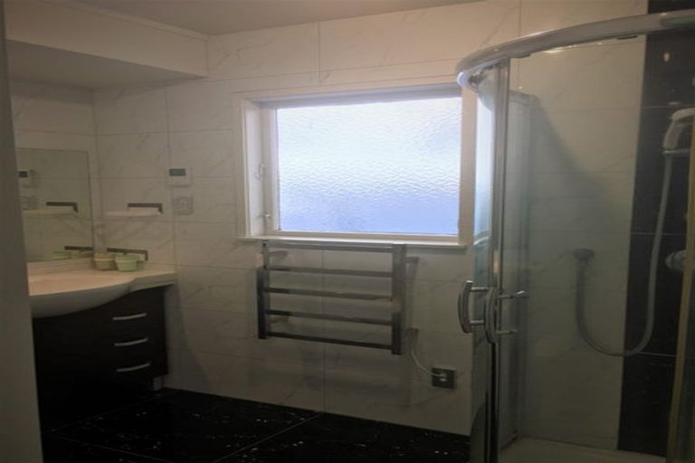 Photo of property in 17 Medina Place, Half Moon Bay, Auckland, 2012