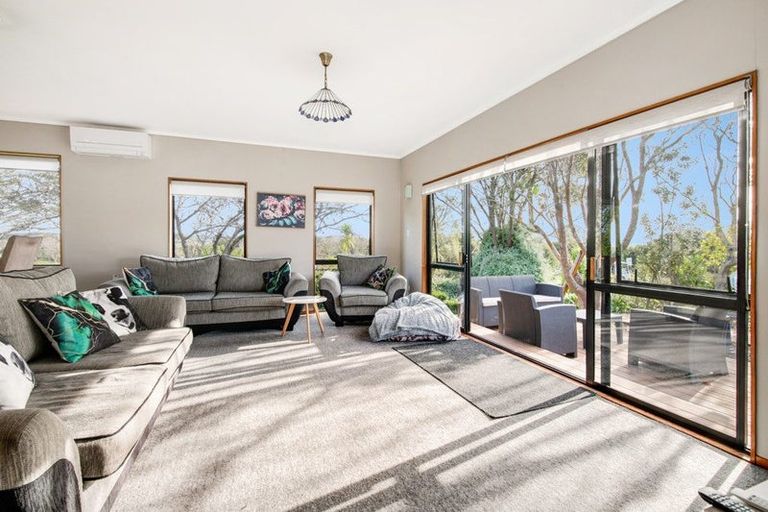 Photo of property in 2 Hand Road, Helensville, 0800