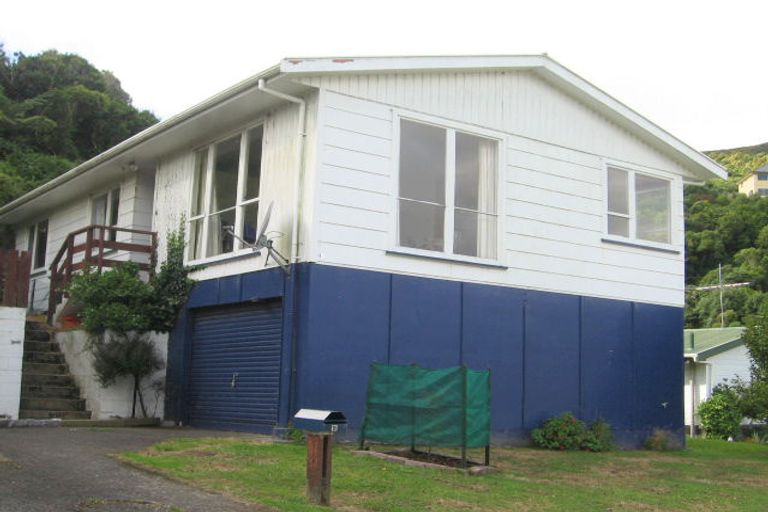 Photo of property in 16 Fiona Grove, Karori, Wellington, 6012