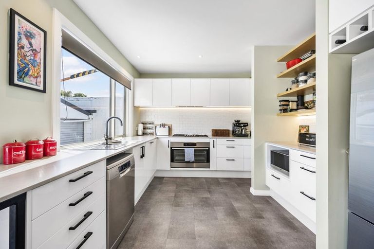 Photo of property in 100 Onepu Road, Lyall Bay, Wellington, 6022