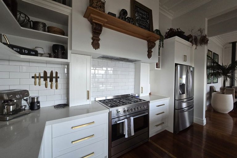 Photo of property in 4 Seaview Terrace, Bluff Hill, Napier, 4110