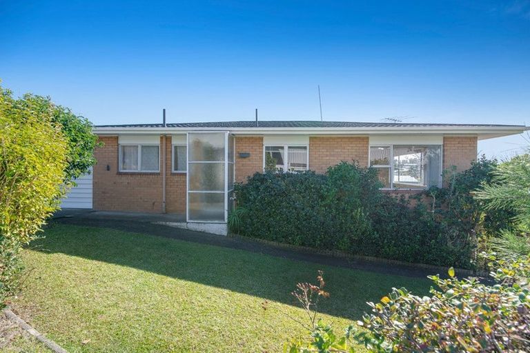 Photo of property in 2/2 Tower Hill, Stanmore Bay, Whangaparaoa, 0930