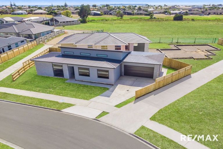 Photo of property in 43 Kotiate Street, Papamoa Beach, Papamoa, 3118