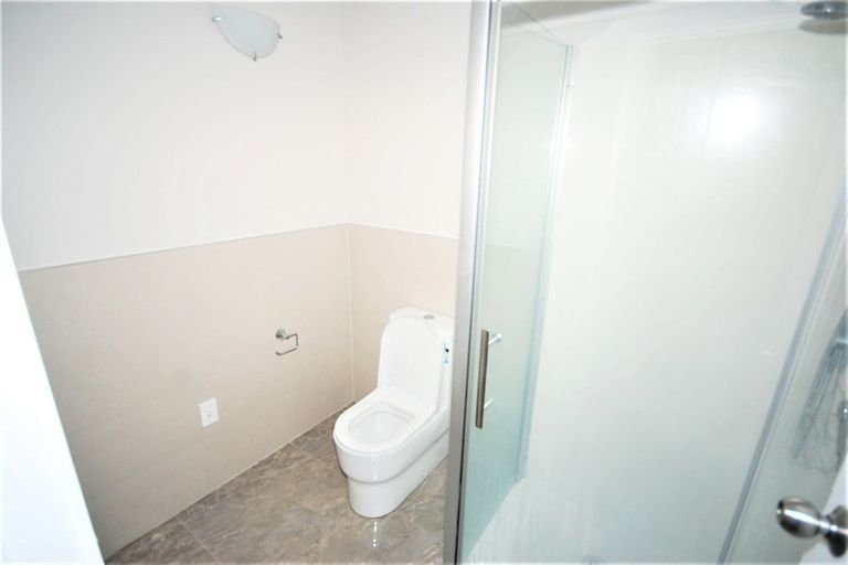 Photo of property in 2/64 Exmouth Road, Northcote, Auckland, 0627