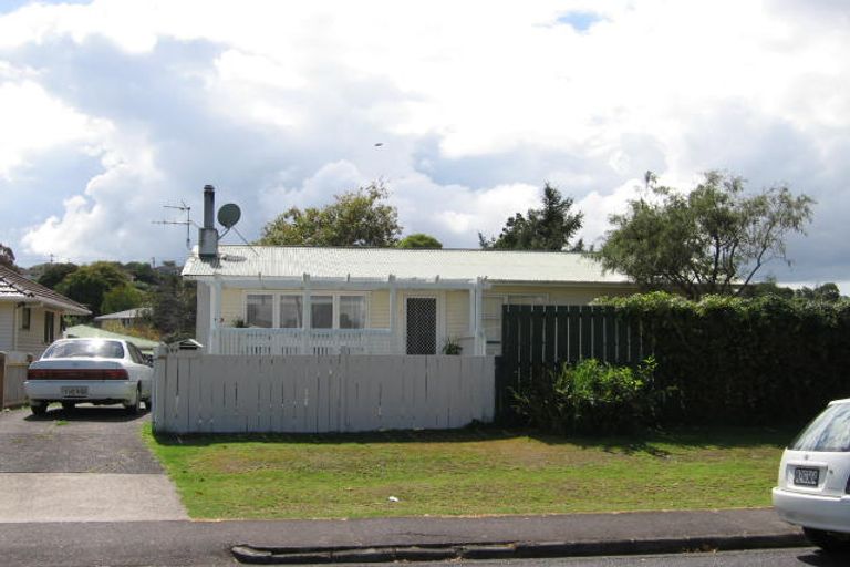 Photo of property in 24 La Rosa Street, Green Bay, Auckland, 0604