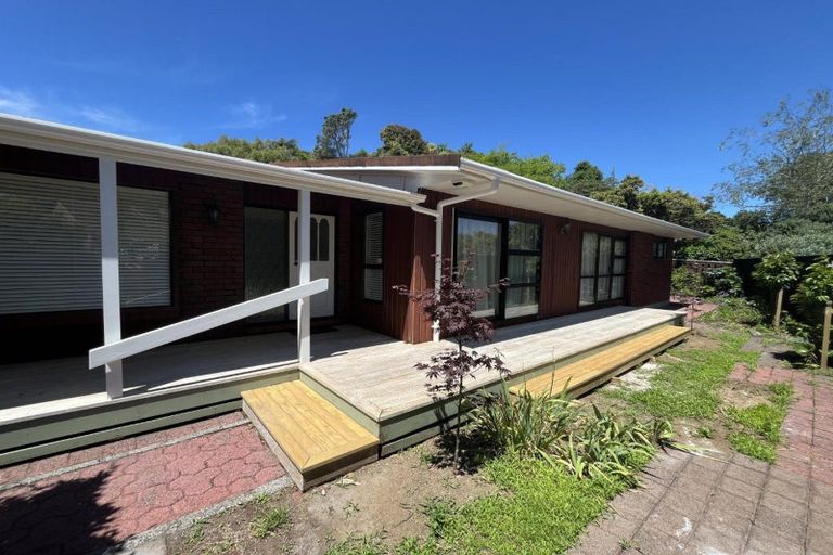 Photo of property in 15 Sequoia Grove, Merrilands, New Plymouth, 4312