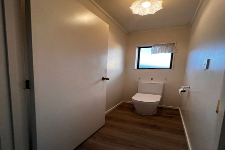 Photo of property in 3/4144 Great North Road, Glendene, Auckland, 0602