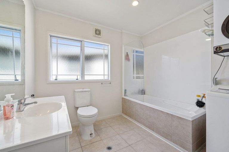 Photo of property in 27a Rotoiti Avenue, Pakuranga Heights, Auckland, 2010