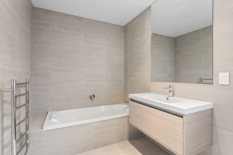 Photo of property in 31 Parkmore Drive, Rosehill, Papakura, 2113