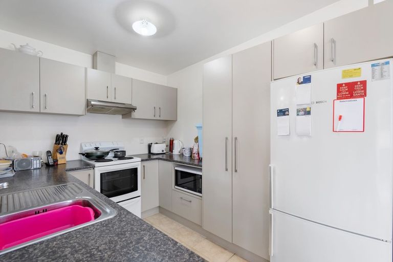 Photo of property in 2 Glucina Place, Glen Eden, Auckland, 0602