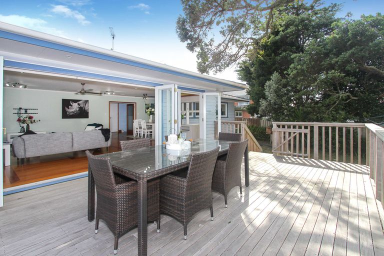 Photo of property in 24 Howard Road, Northcote, Auckland, 0627