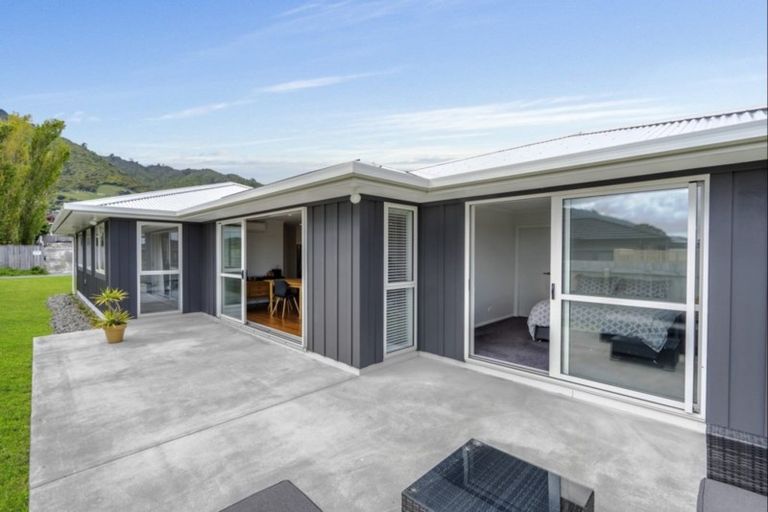 Photo of property in 9 Mahia Lane, Waikanae, 5036