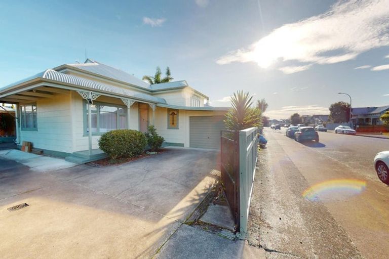 Photo of property in 16 Pirie Street, Palmerston North, 4410