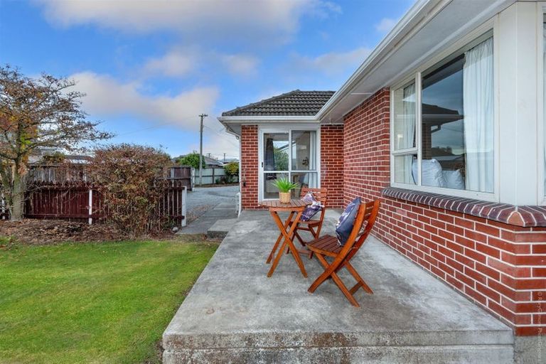 Photo of property in 17 Tenby Place, Avondale, Christchurch, 8061