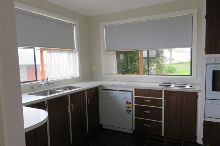 Photo of property in 16 Pitcairn Street, Oakura, 4314