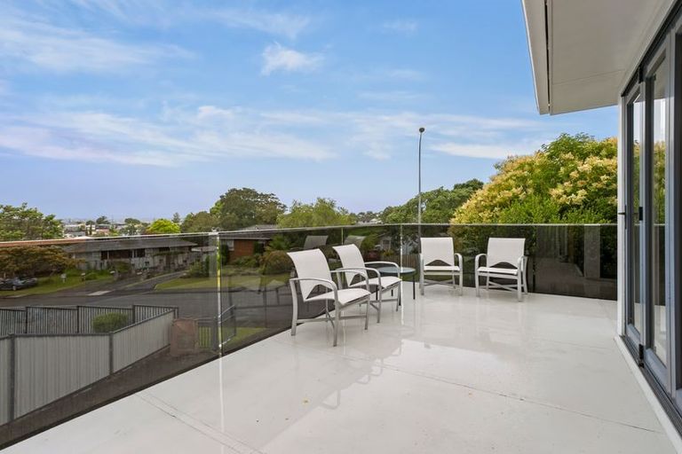 Photo of property in 30 Felgrove Street, Glendene, Auckland, 0602