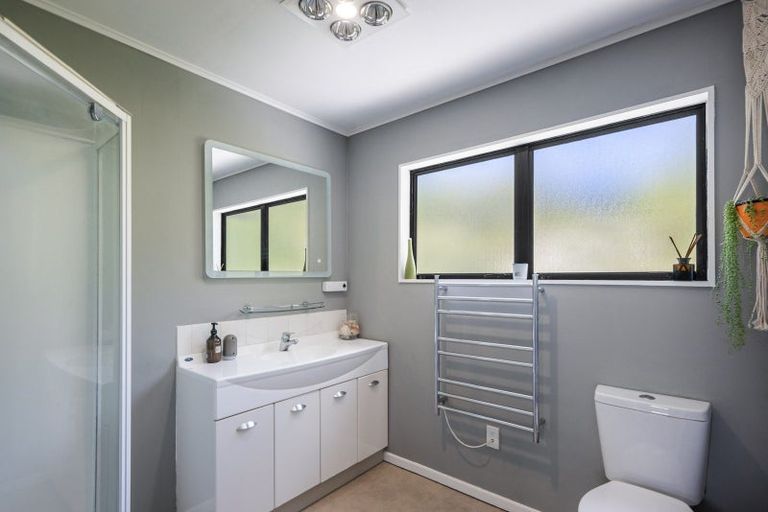 Photo of property in 70 Pinehaven Road, Pinehaven, Upper Hutt, 5019