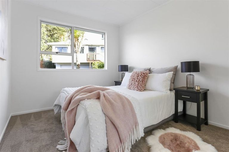 Photo of property in 1/8 Tallington Crescent, Torbay, Auckland, 0630