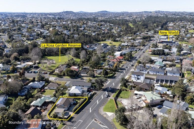 Photo of property in 121 Godley Road, Green Bay, Auckland, 0604