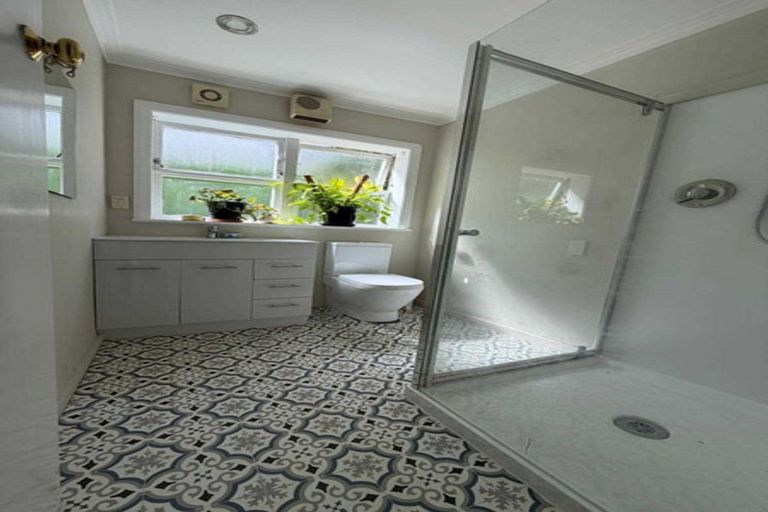 Photo of property in 16 Friend Street, Karori, Wellington, 6012