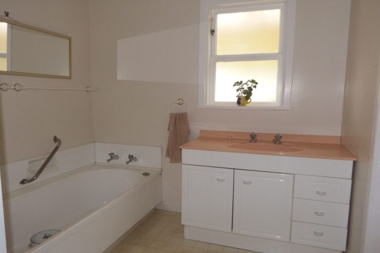 Photo of property in 2 Saint Leonard Street, Saint Johns Hill, Whanganui, 4501