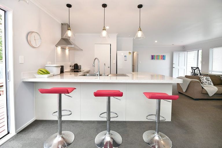 Photo of property in 16 Aitkenhead Court, Parakai, 0830