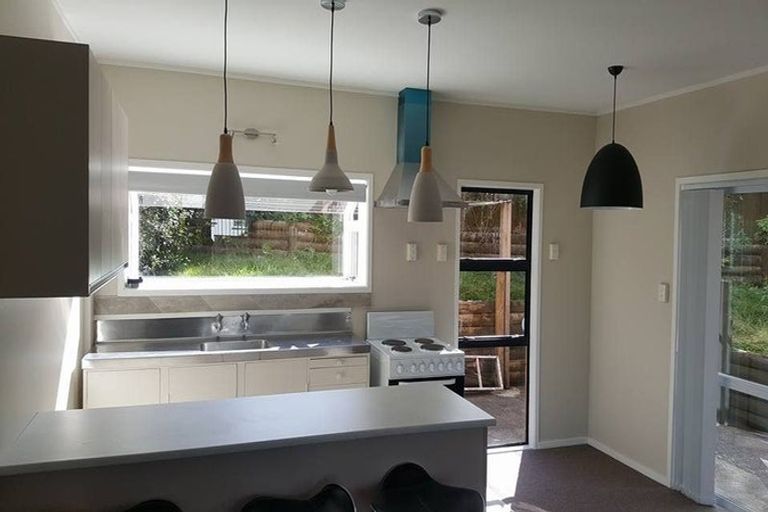 Photo of property in 1/212 Sunnynook Road, Totara Vale, Auckland, 0627