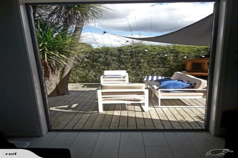 Photo of property in 30c Wade River Road, Stanmore Bay, Whangaparaoa, 0932