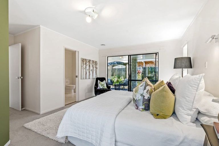 Photo of property in 22 Settlers Grove, Orewa, 0931