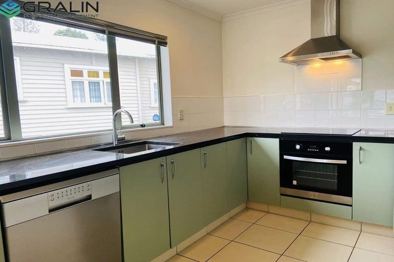 Photo of property in 15 Nikau Street, New Lynn, Auckland, 0600