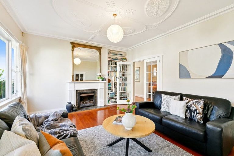 Photo of property in 102 Nevay Road, Karaka Bays, Wellington, 6022