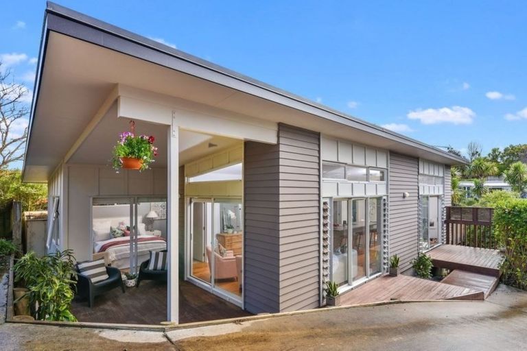 Photo of property in 9 Tobago Place, Sunnynook, Auckland, 0620