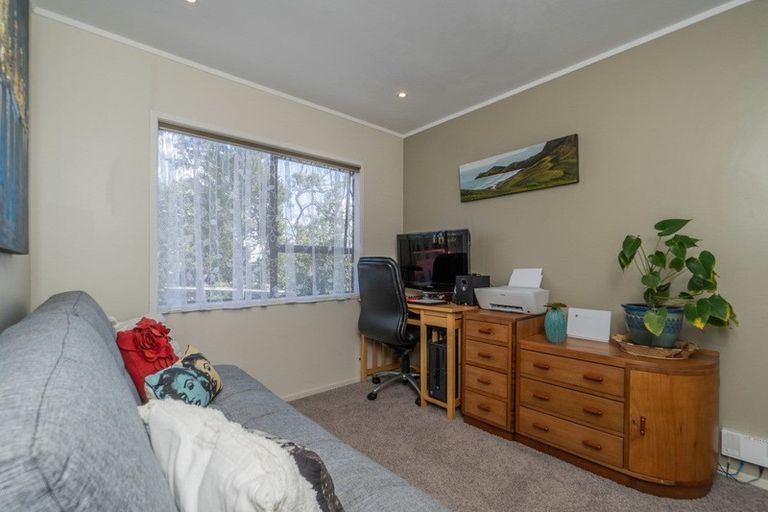 Photo of property in 2/35 Dakota Avenue, Beach Haven, Auckland, 0626