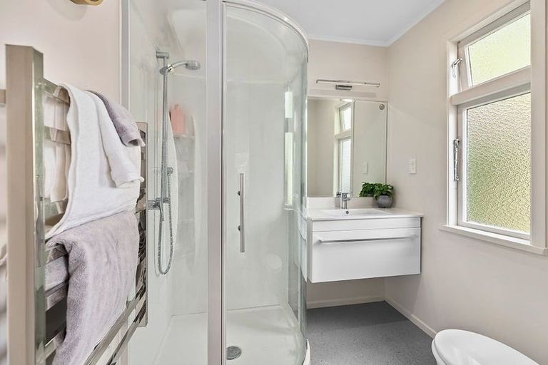 Photo of property in 4 Lyndfield Lane, Newlands, Wellington, 6037
