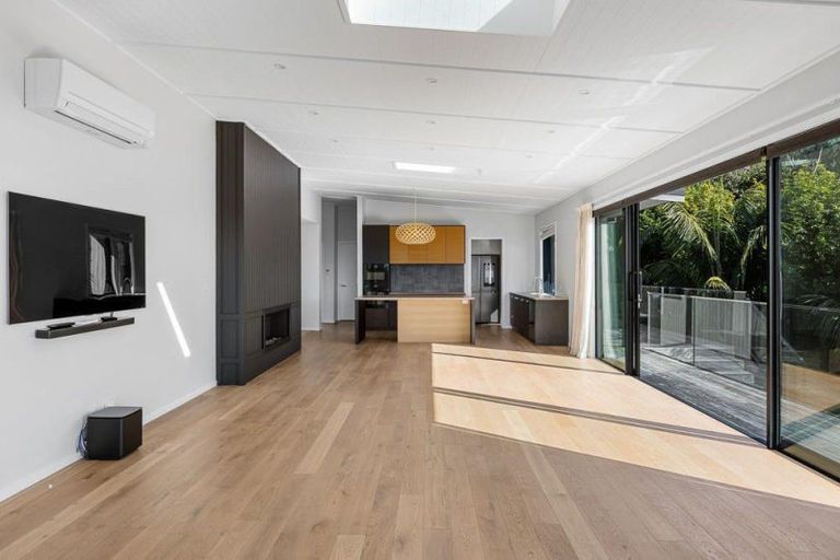 Photo of property in 102 Vipond Road, Stanmore Bay, Whangaparaoa, 0932