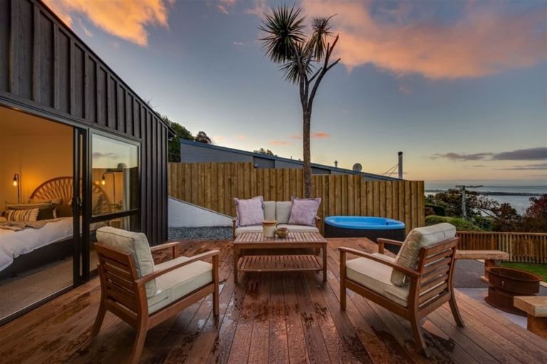 Photo of property in 2/182 Mount Pleasant, Mount Pleasant, Christchurch, 8081