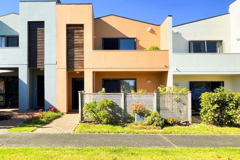 Photo of property in 16 Spalding Rise, Golflands, Auckland, 2013