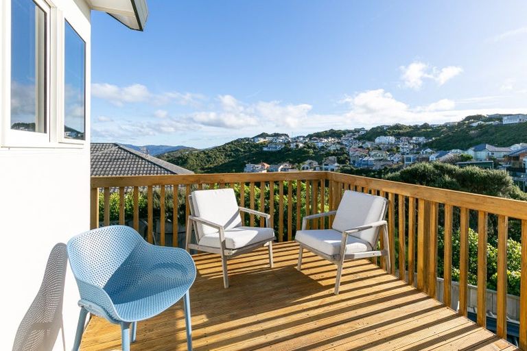 Photo of property in 8 Bennett Grove, Newlands, Wellington, 6037